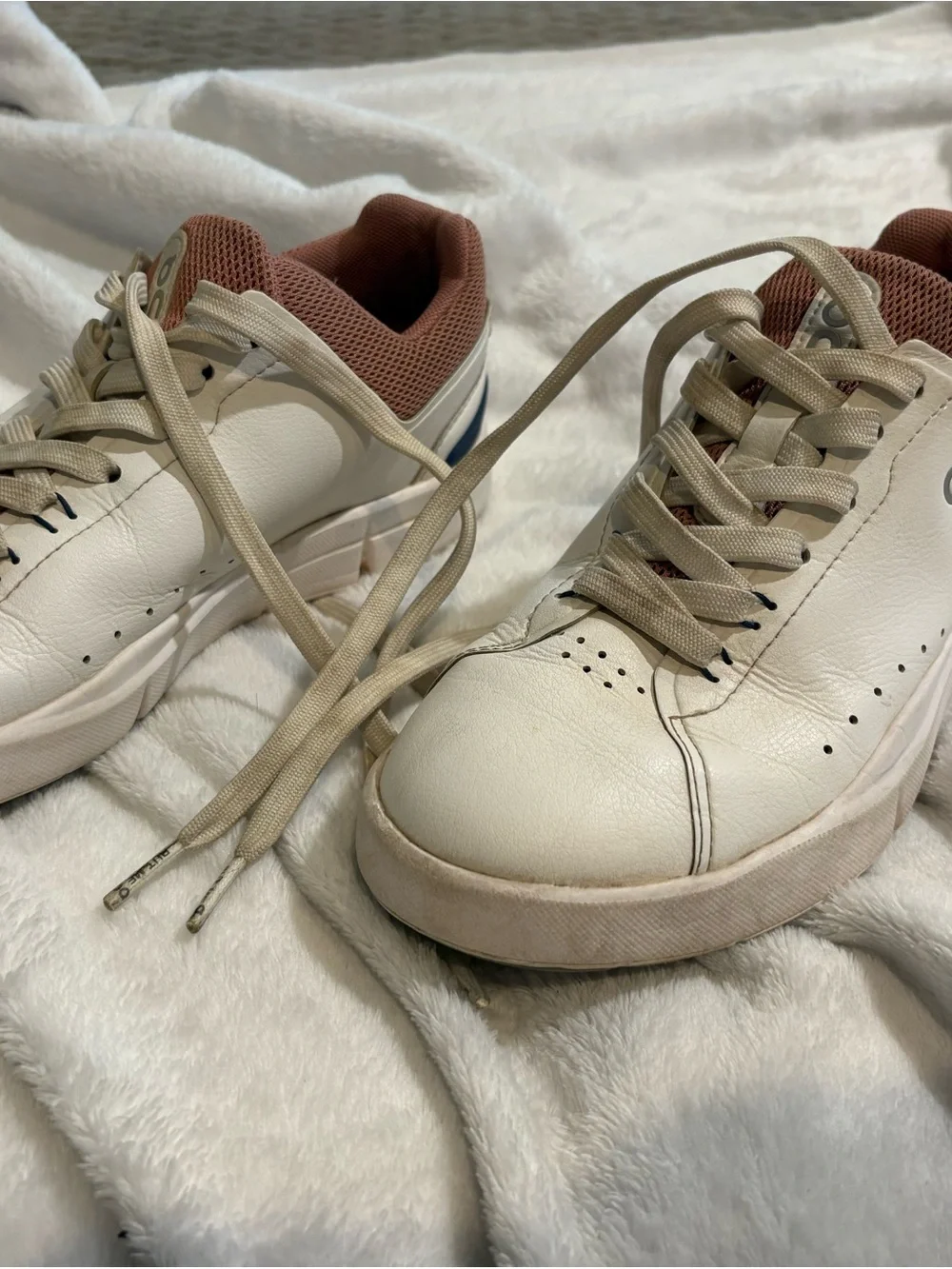 Women White Casual Sneakers with Rust Collar